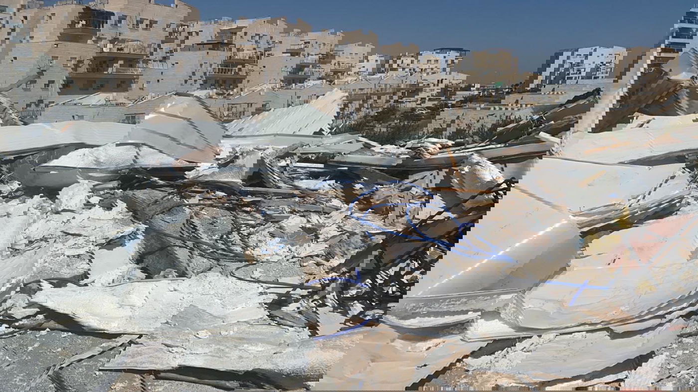 בית שמש: העירייה הרסה בית כנסת עם ספר התורה בפנים