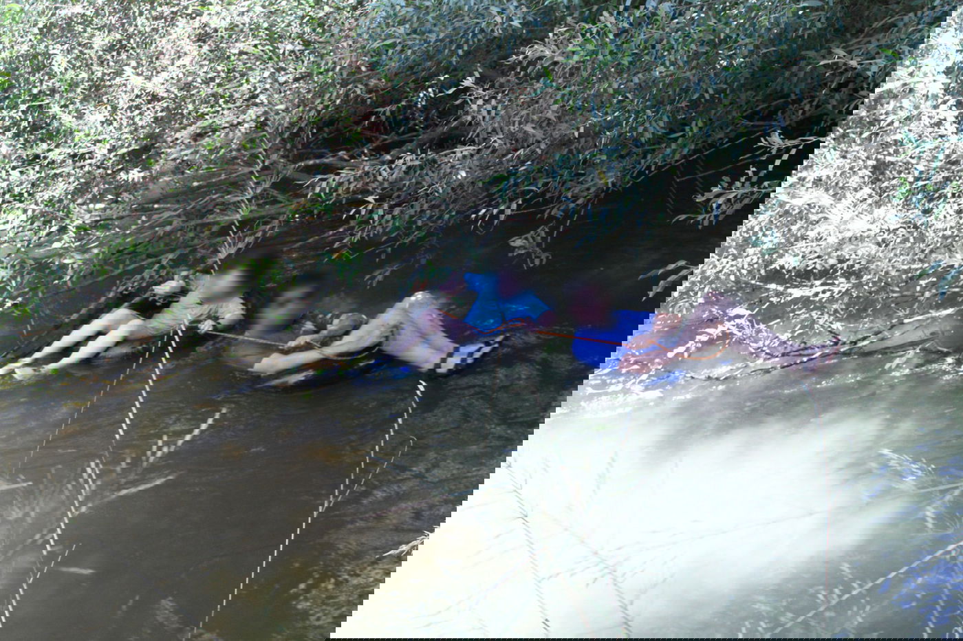 אב ובנו קשורים בחבל במהלך המסלול הרטוב