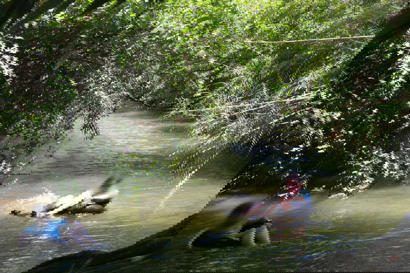 אב ובנו קשורים בחבל במהלך המסלול הרטוב