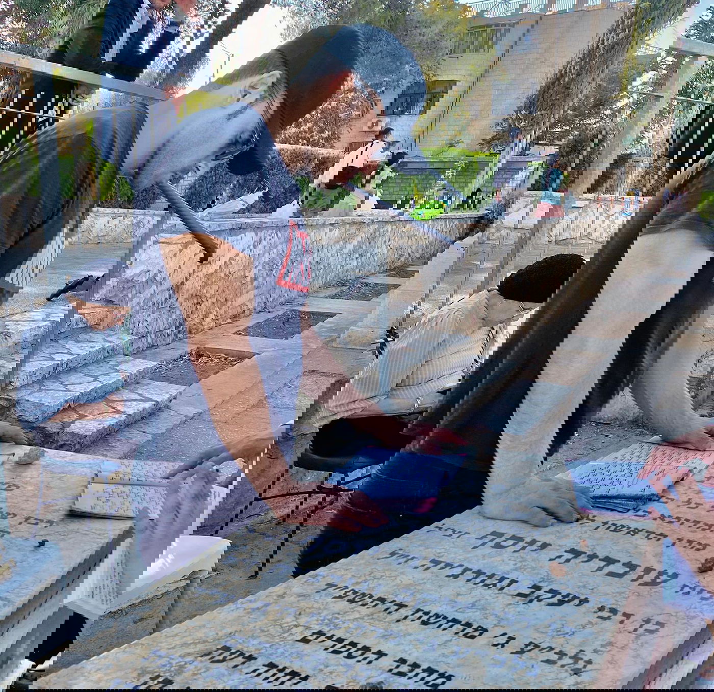 תיעוד: השחקן הישראלי התפלל על ציונו של מרן