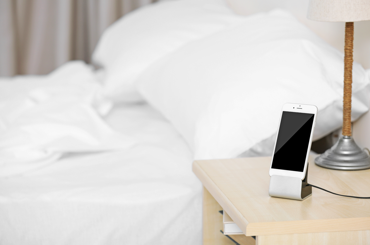 זה מה שקורה למוח כשנרדמים בלי הטלפון הנייד ליד