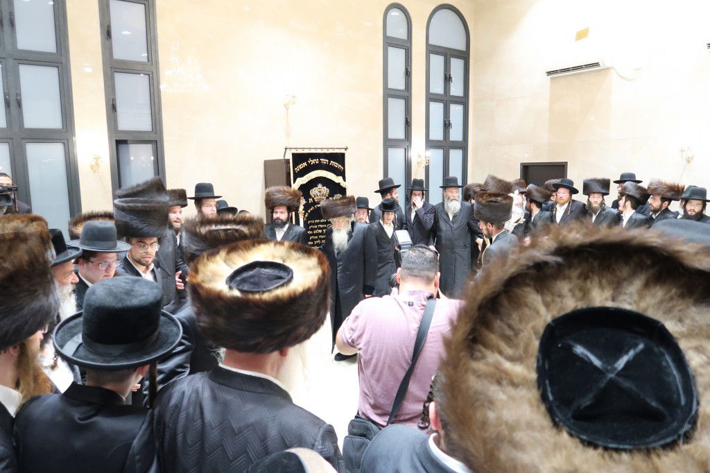 בדז'ירקא בביתר עילית חגגו הכנסת ספר תורה חדש