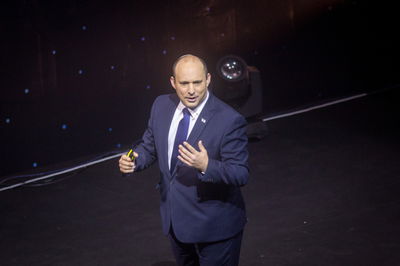 כשבנט נשאל אם הוא מתחרט על הספר שהוציא