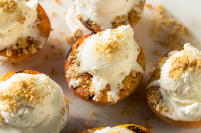 זה רק נשמע מורכב: אפרסקים צרובים עם קרמבל וגלידת וניל