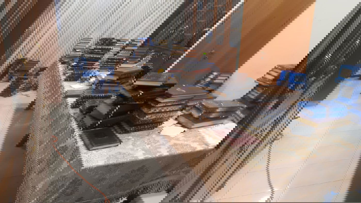 ספרי הקודש של הרבי זצ"ל וחפציו האישיים והנדירים, נבזזו