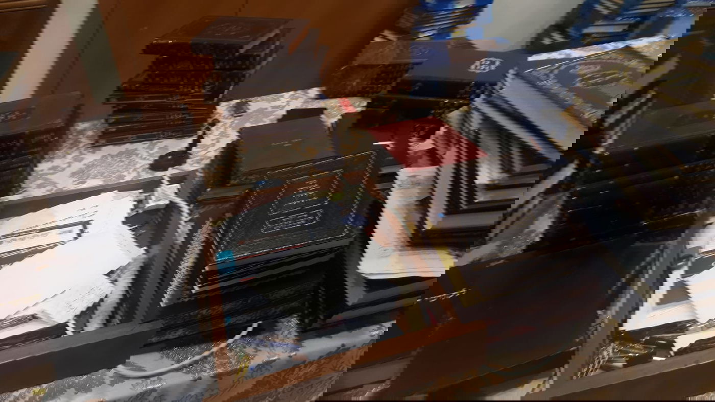 ספרי הקודש של הרבי זצ"ל וחפציו האישיים והנדירים, נבזזו