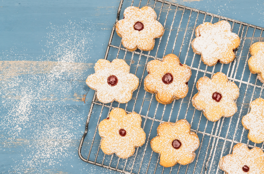 עוגיות פרחים קטנות ומטריפות במילוי ריבה