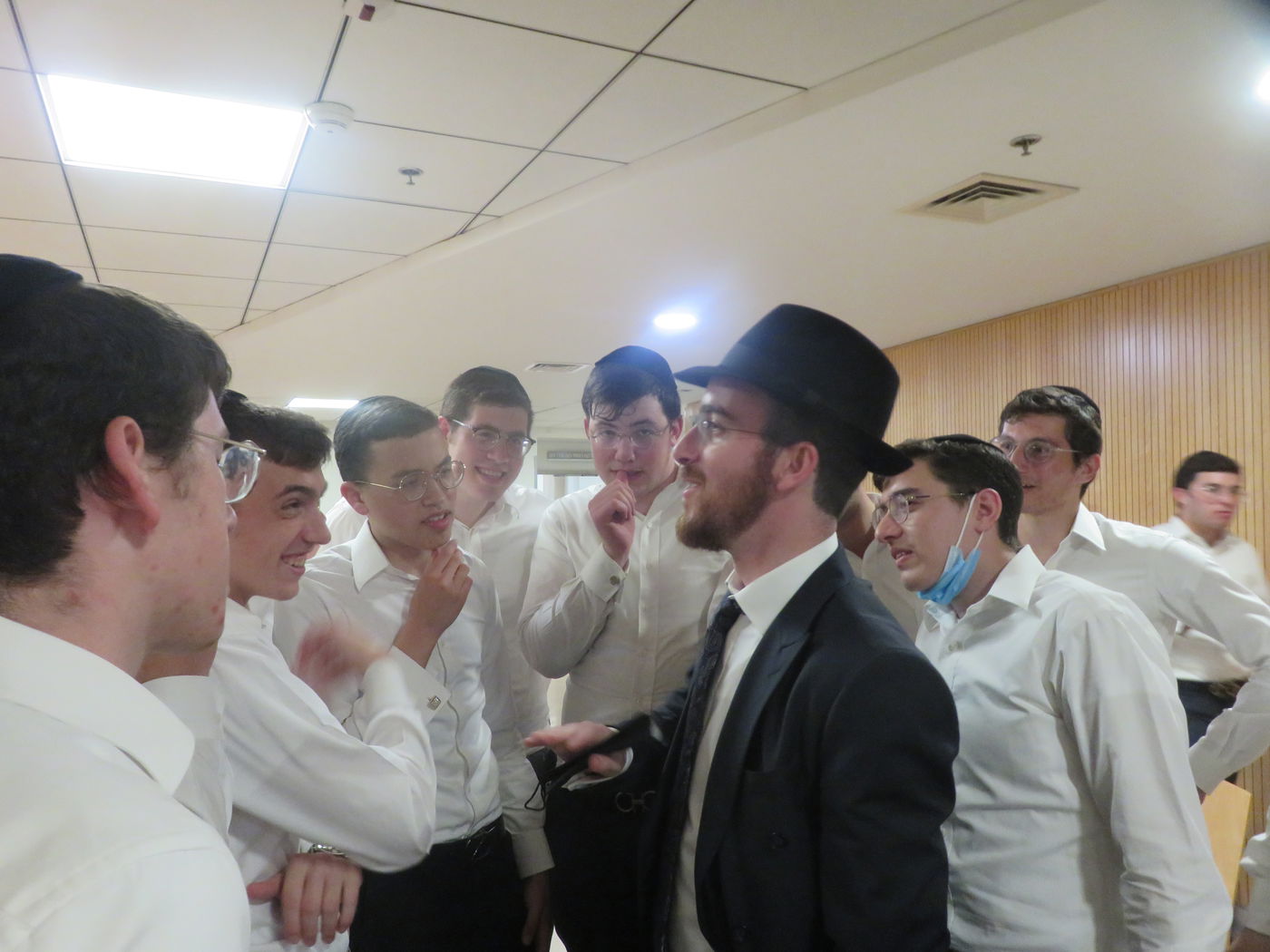 מרגש: כך שימחו הבחורים את החבר בבי"ח