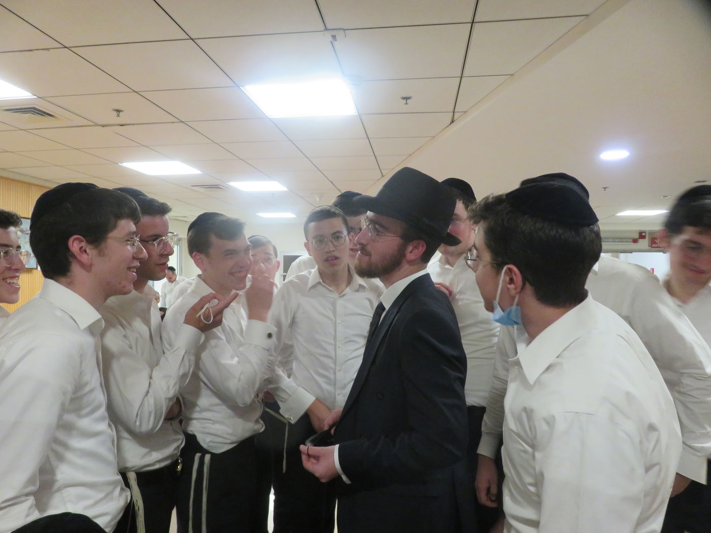 מרגש: כך שימחו הבחורים את החבר בבי"ח