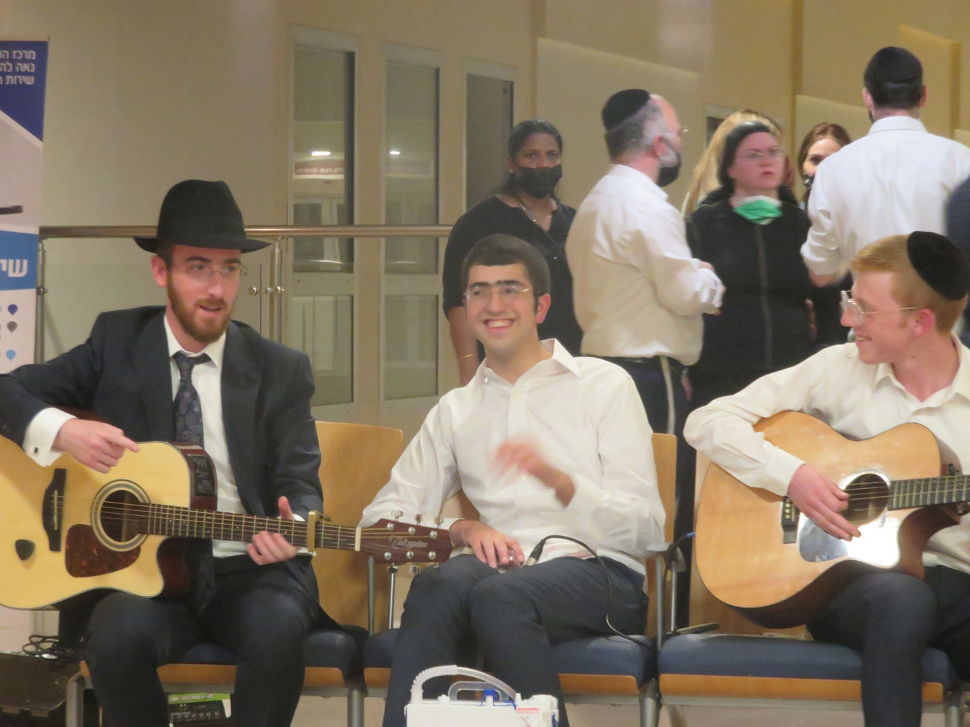 מרגש: כך שימחו הבחורים את החבר בבי"ח