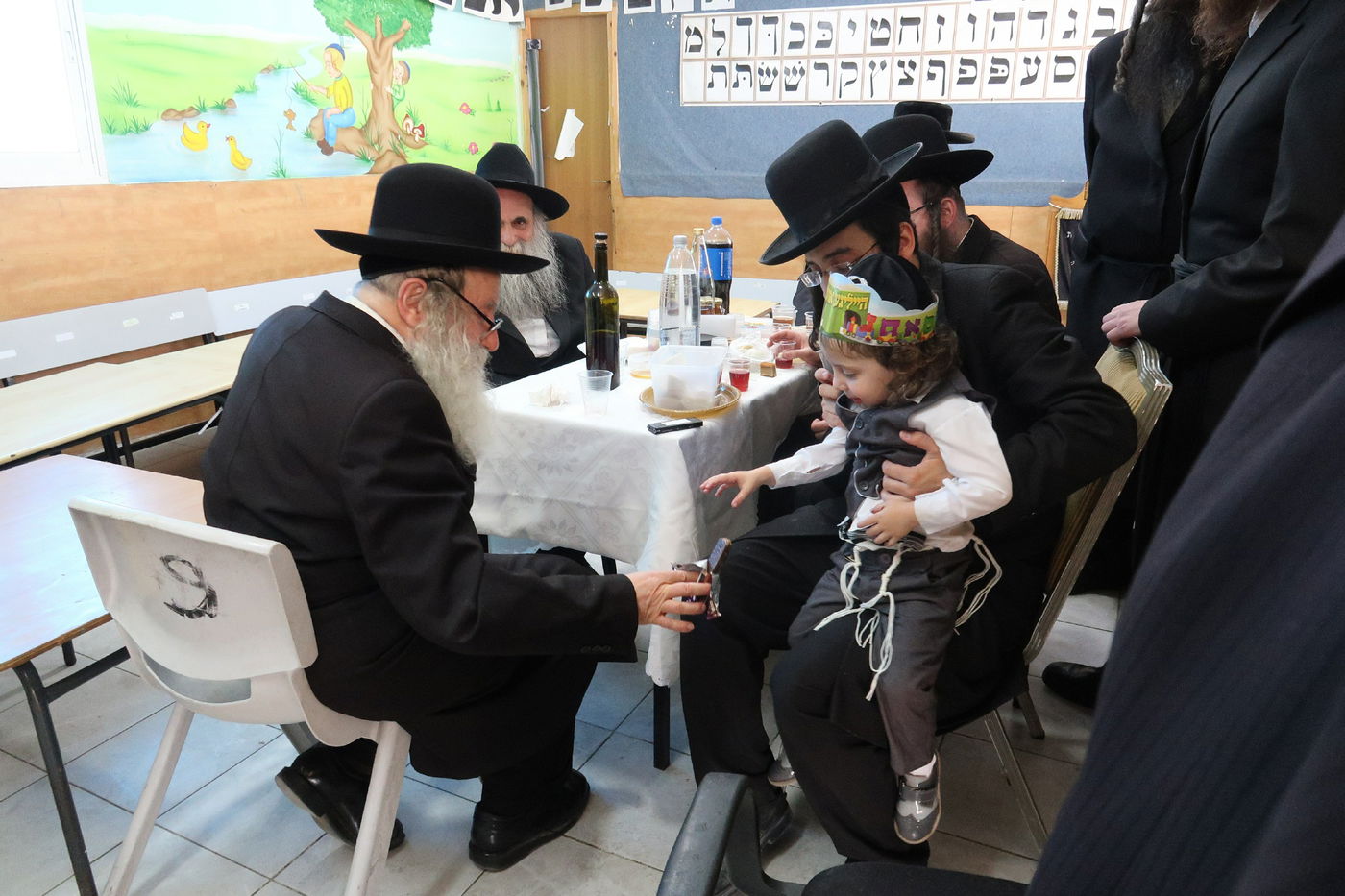 תיעוד: הרבי מאמשינוב הכניס את נכדו לחיידר