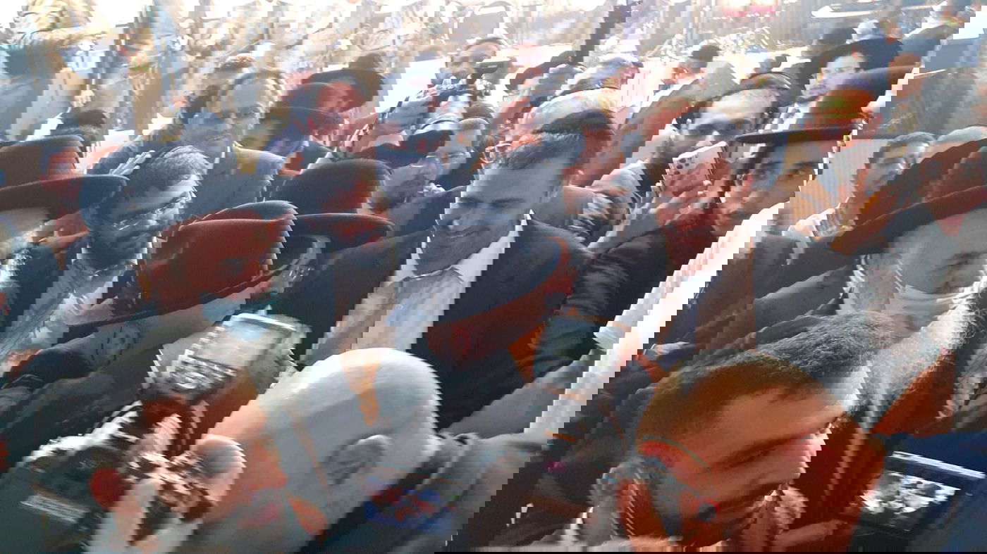 כשהוא מחופש לחרדי: מה חיפש עומר אדם בחתונת בן המקובל? • צפו