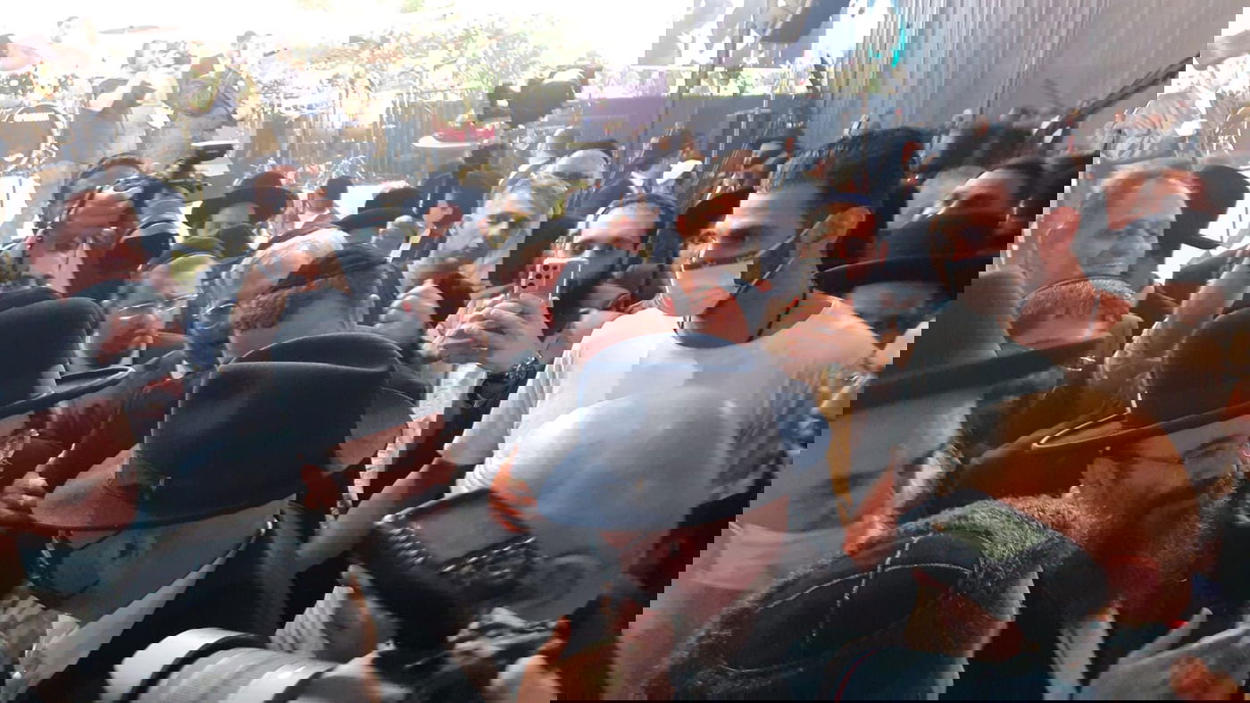 כשהוא מחופש לחרדי: מה חיפש עומר אדם בחתונת בן המקובל? • צפו