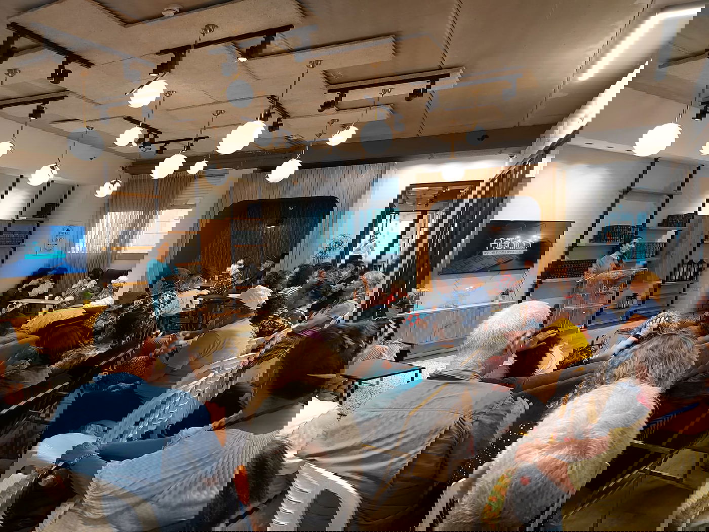 קבוצה ישראלית במפגש בעיר בני ברק מאזינים לגב' אודיה גואטה מנהלת קהילת ביזנסט לעסקים חרדיים במפגש שארגן והוביל ישראל שפירא