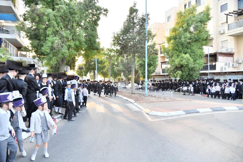 טיש של 5 שעות: חסידי ויז'ניץ שבתו באלעד