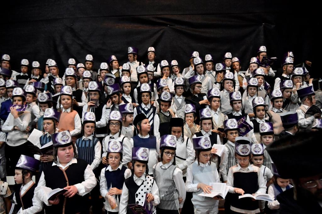 טיש של 5 שעות: חסידי ויז'ניץ שבתו באלעד