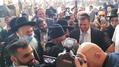 כשהוא מחופש לחרדי: מה חיפש עומר אדם בחתונת בן המקובל? • צפו