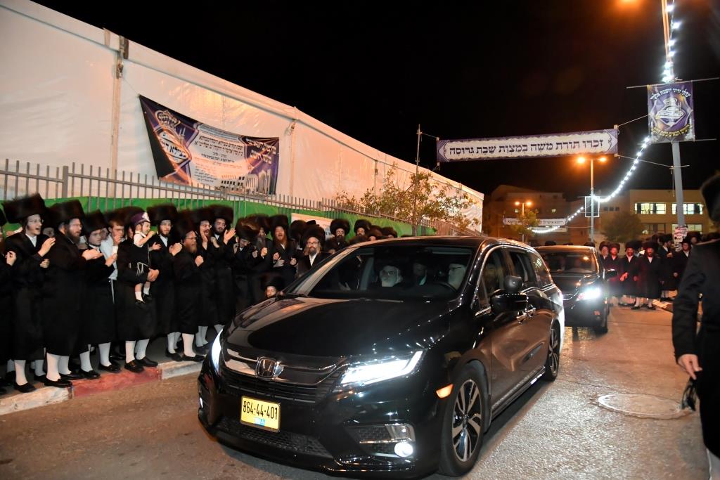 טיש של 5 שעות: חסידי ויז'ניץ שבתו באלעד