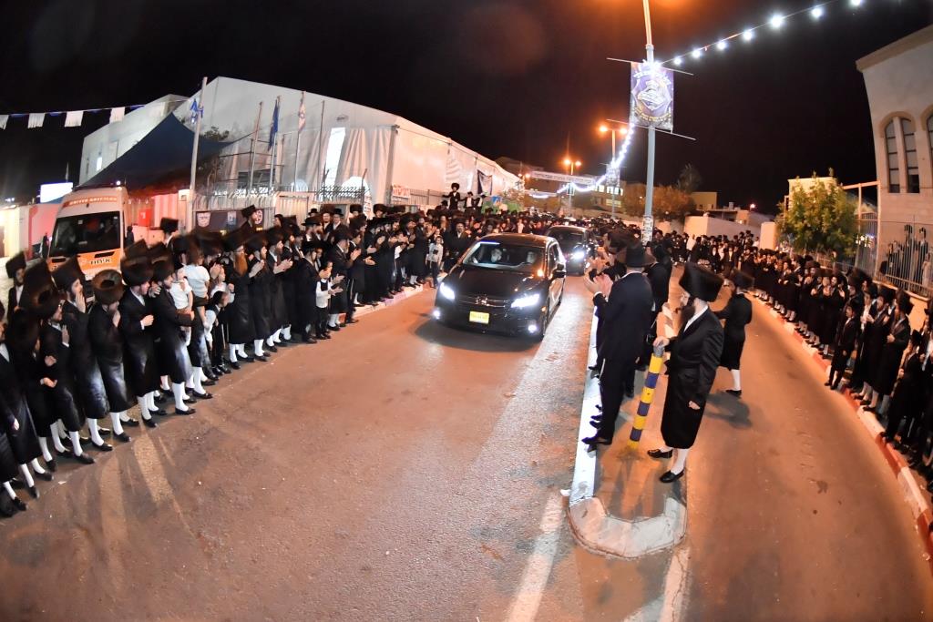 טיש של 5 שעות: חסידי ויז'ניץ שבתו באלעד