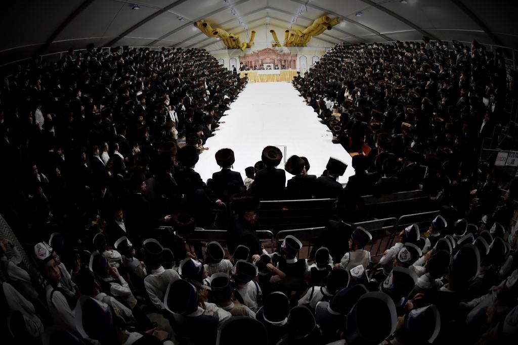 טיש של 5 שעות: חסידי ויז'ניץ שבתו באלעד