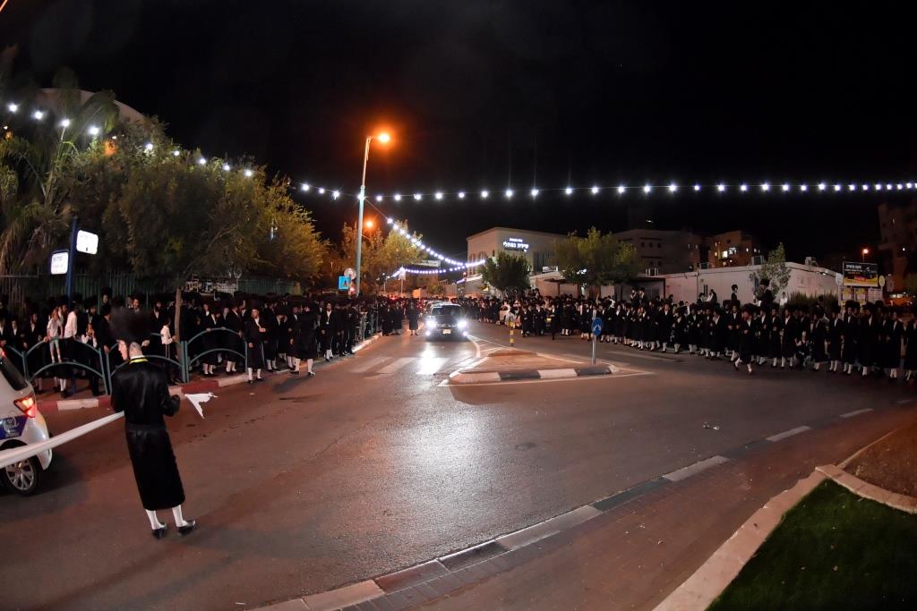 טיש של 5 שעות: חסידי ויז'ניץ שבתו באלעד