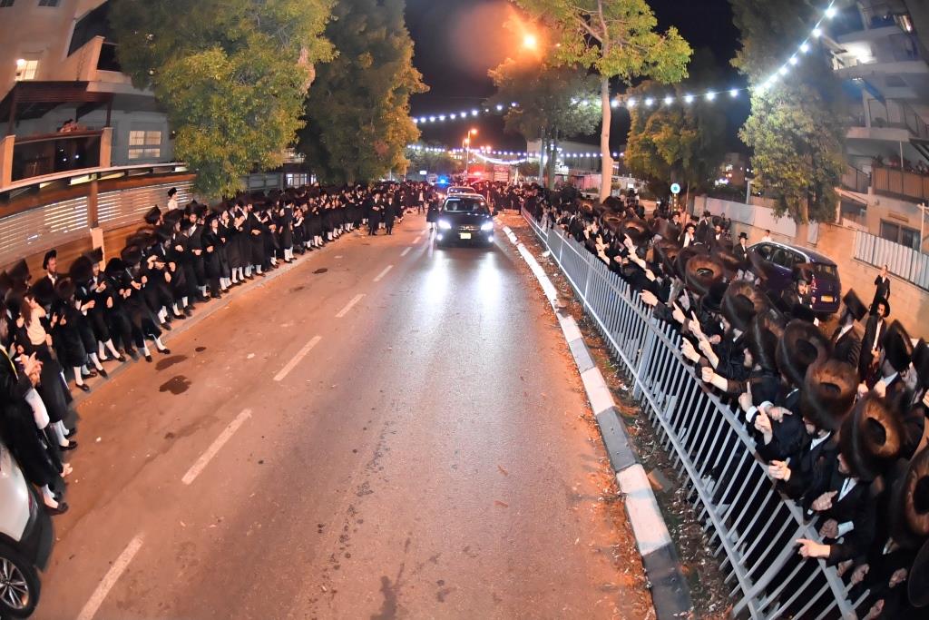 טיש של 5 שעות: חסידי ויז'ניץ שבתו באלעד