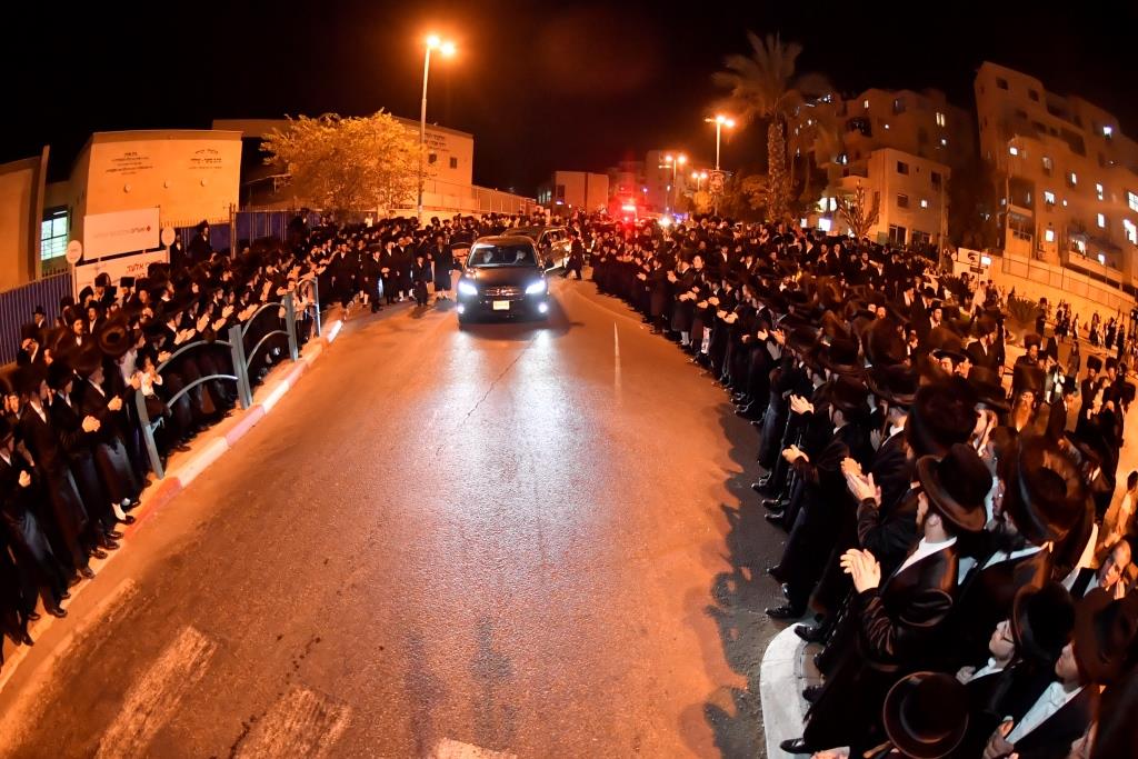 טיש של 5 שעות: חסידי ויז'ניץ שבתו באלעד