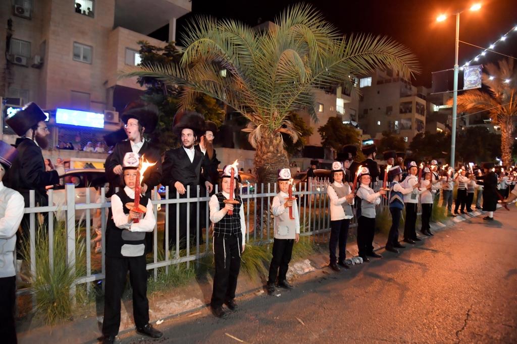 טיש של 5 שעות: חסידי ויז'ניץ שבתו באלעד