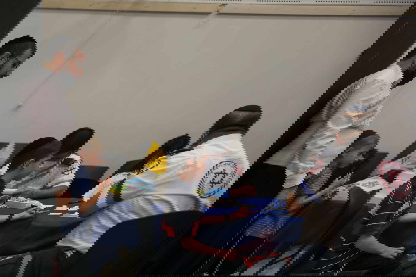 כך עורכים בדיקות סרולוגיות לילדים החרדים ברמות