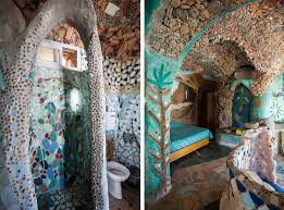 מערת הקסמים בחוף 'סידני עלי' שבנה ניסים כחלון שכולה עשויה מזכויות חרסים וקרמיקות וזוטו של ים