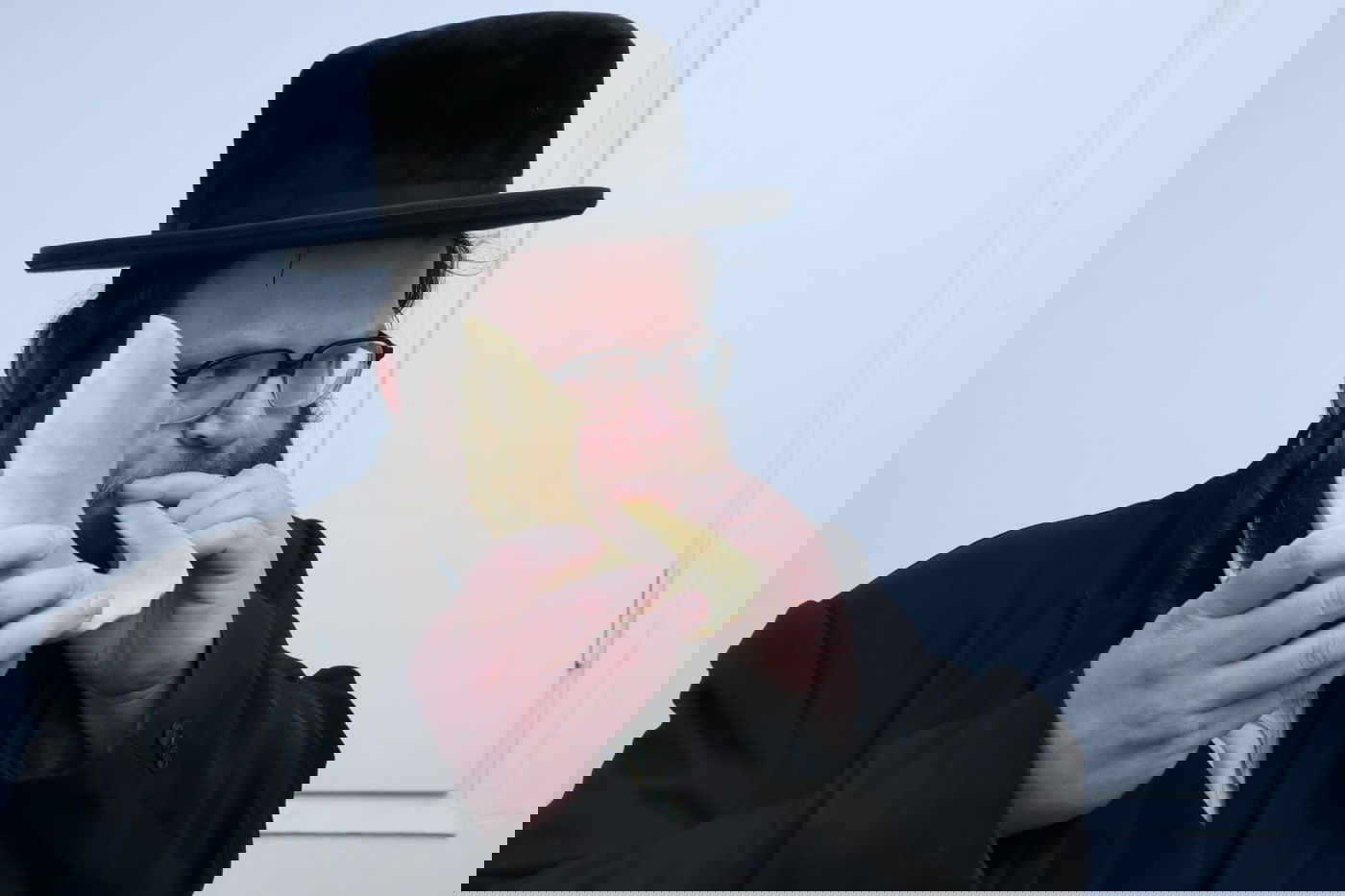 כשהפוסק החסידי בא לבדוק שופרות אצל 'החזוניאשניקים'