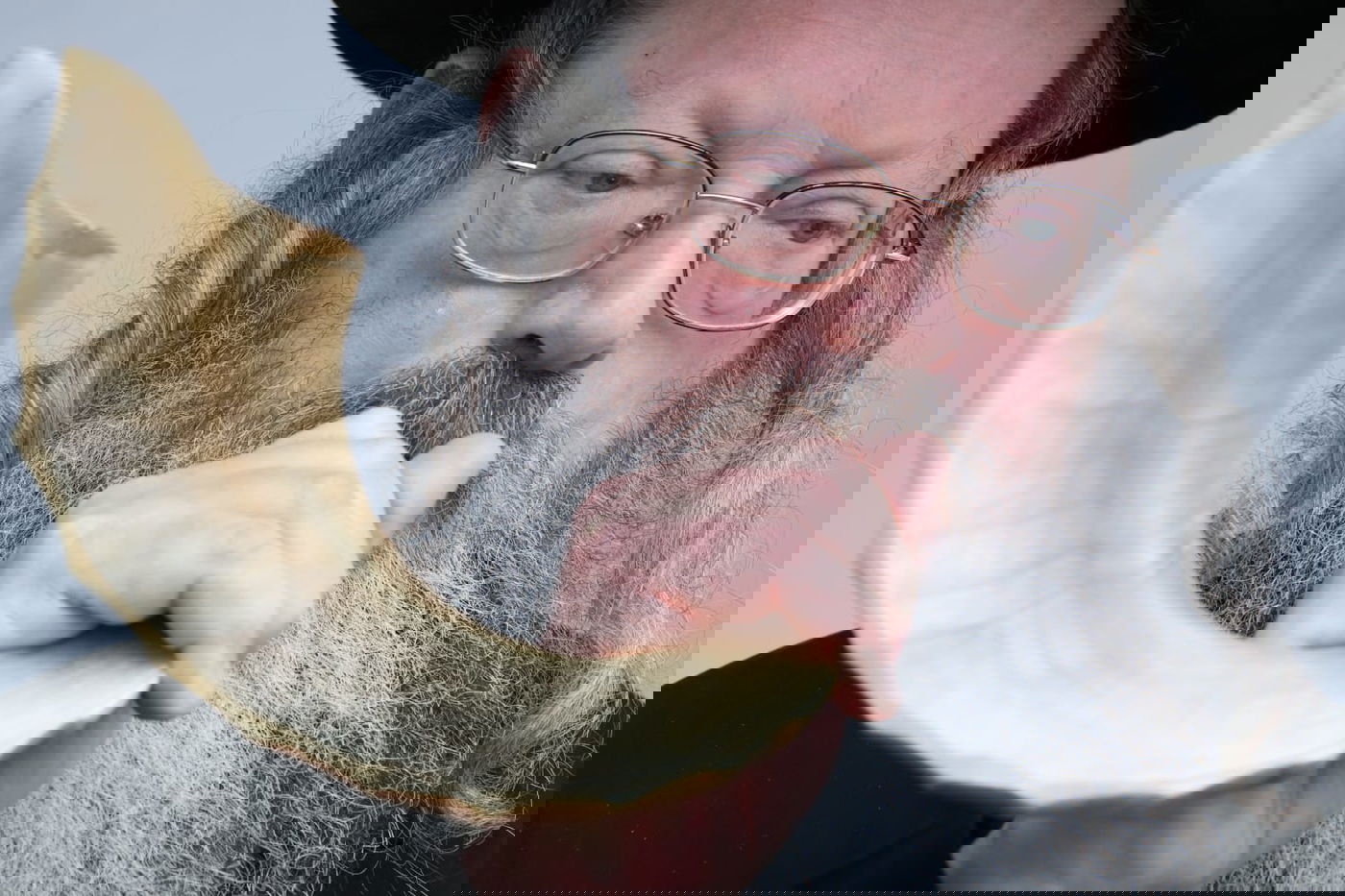 כשהפוסק החסידי בא לבדוק שופרות אצל 'החזוניאשניקים'