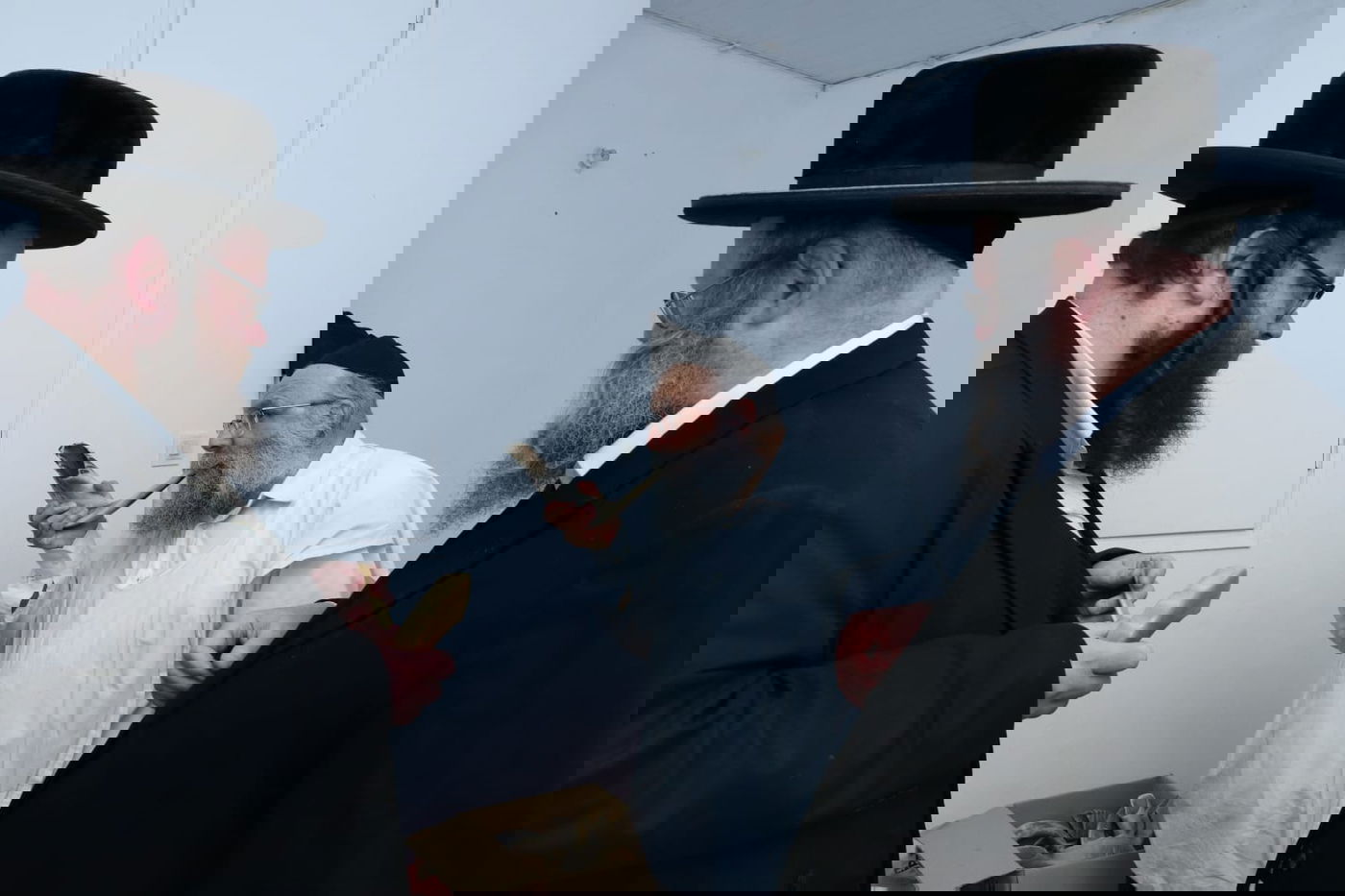 כשהפוסק החסידי בא לבדוק שופרות אצל 'החזוניאשניקים'