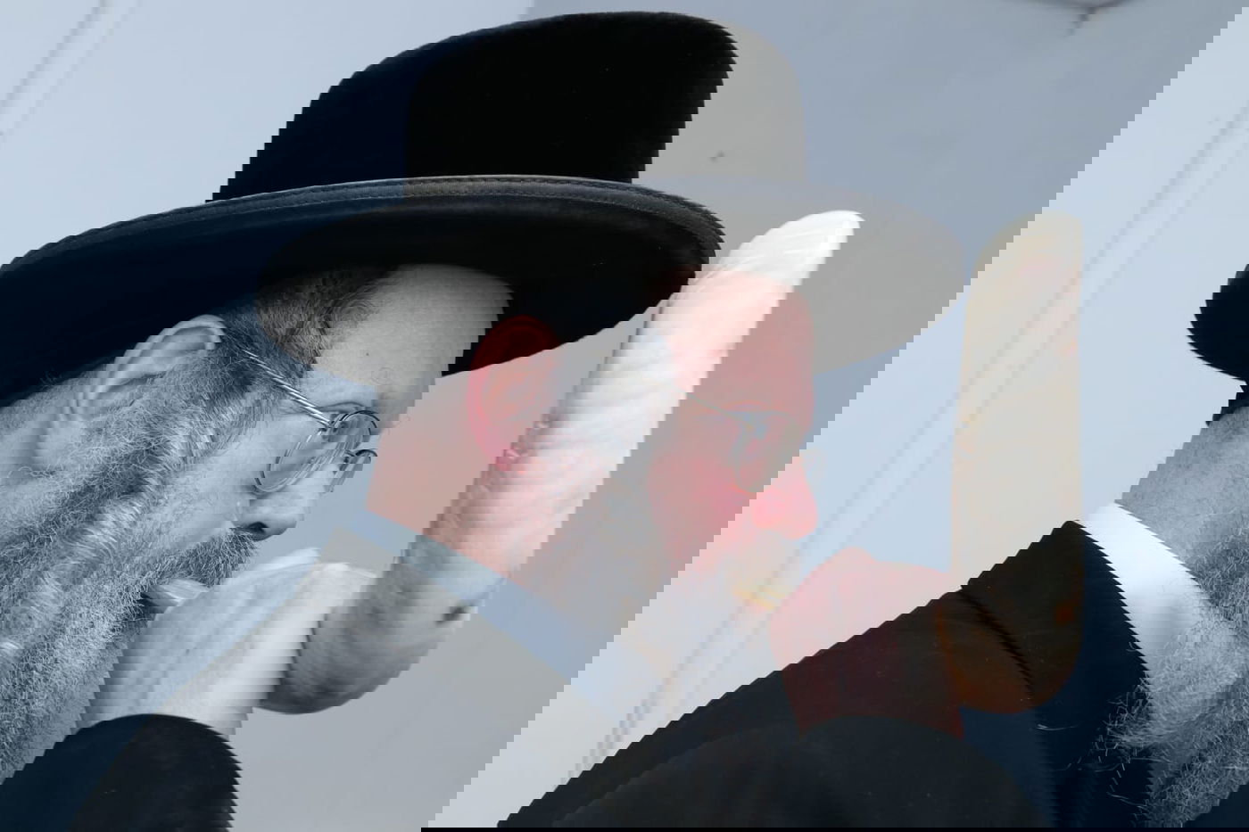 כשהפוסק החסידי בא לבדוק שופרות אצל 'החזוניאשניקים'