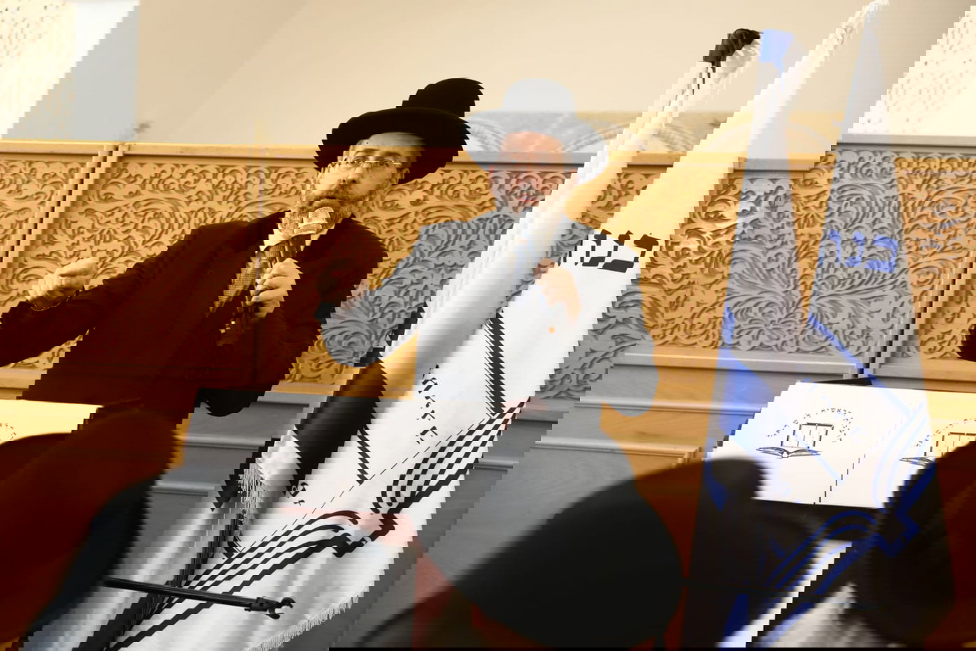 הגר"ד לאו נואם בכנס