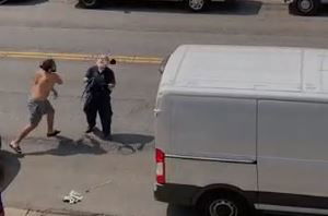 התוקף מפיל את היהודי לרצפה