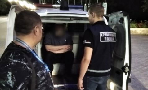 החסיד מובל למעצר בניידת המשטרה