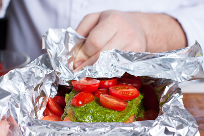 אם לגוון, אז ככה: סלמון עם פסטו ועגבניות שרי צרובות