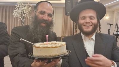 באמצע החתונה: החוגגים הפתיעו את הזמר לרגל יום הולדתו • צפו