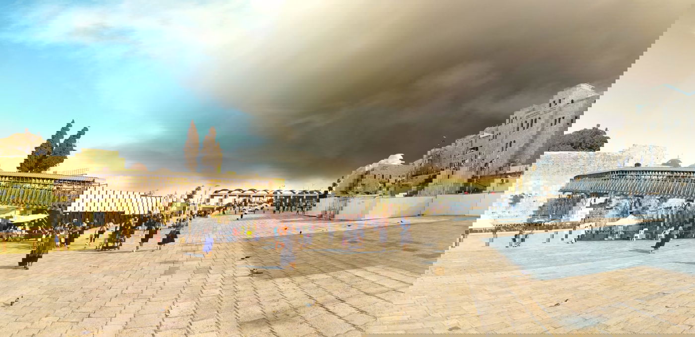 כך נראה הכותל המערבי בזמן השריפה • צפו