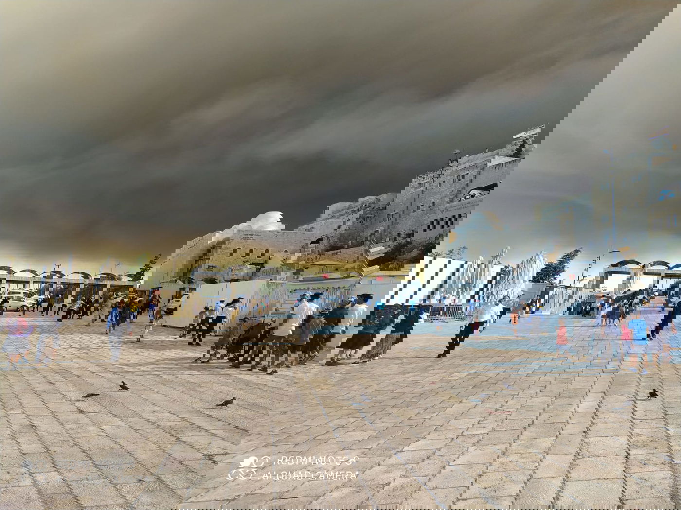 כך נראה הכותל המערבי בזמן השריפה • צפו