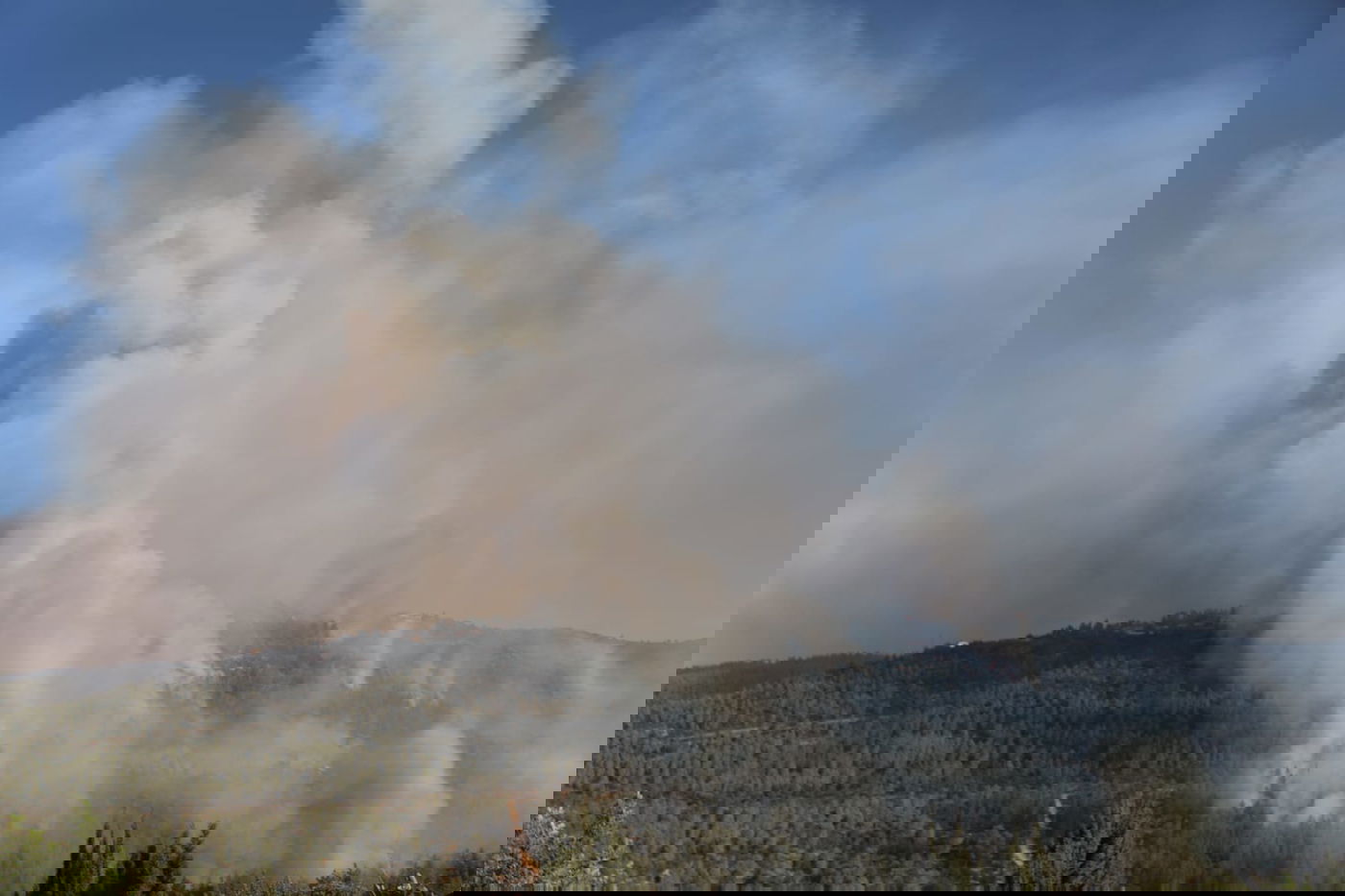 מאות מפונים מבתיהם; הוכרז על  גיוס כללי בכבאות והצלה