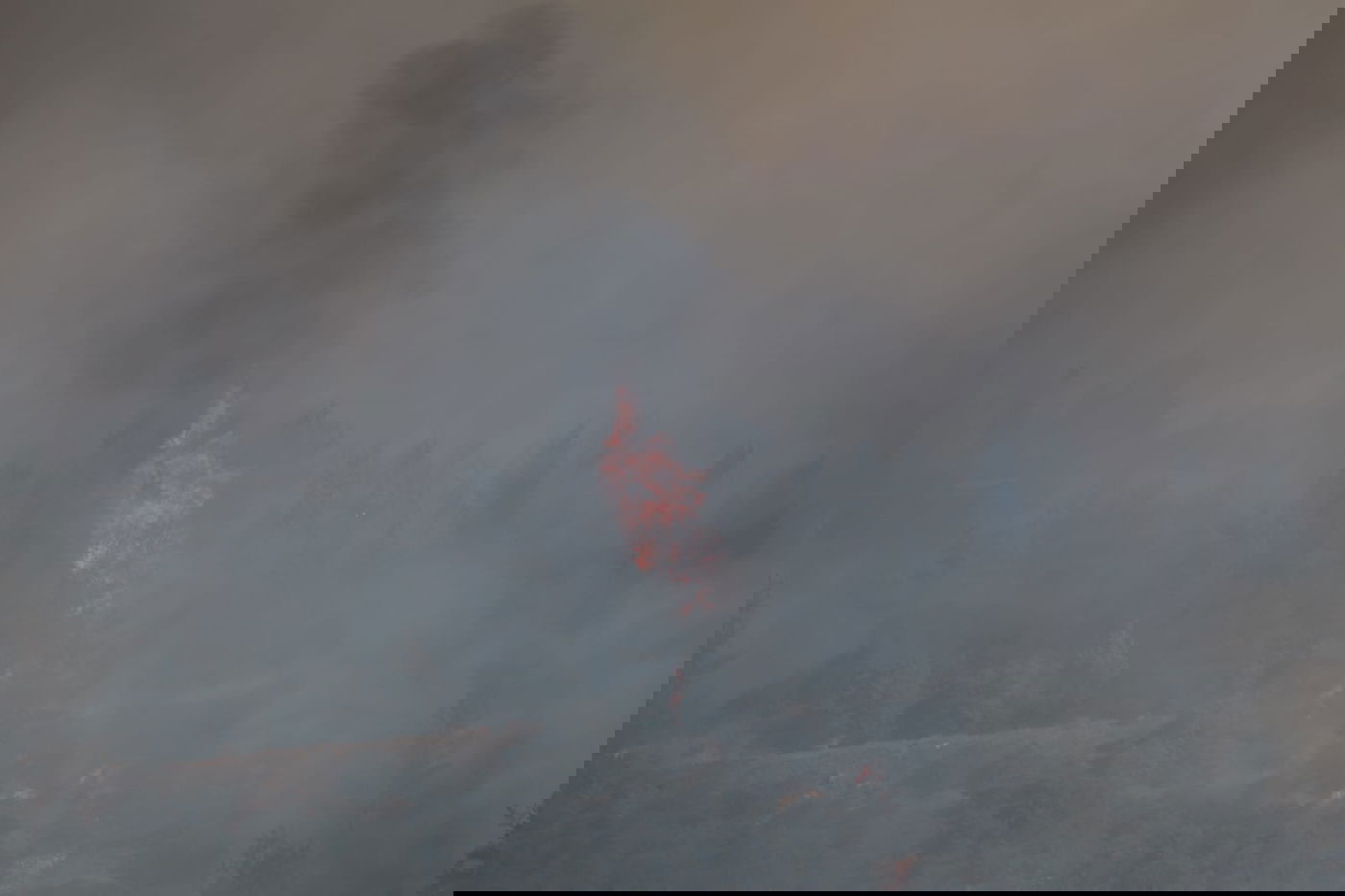 מאות מפונים מבתיהם; הוכרז על  גיוס כללי בכבאות והצלה