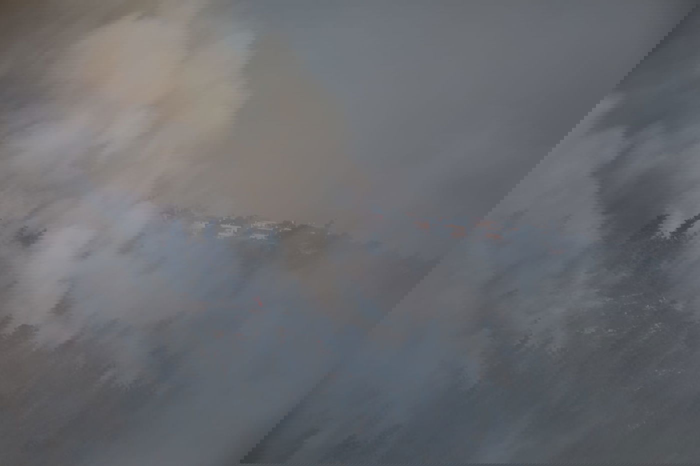 מאות מפונים מבתיהם; הוכרז על  גיוס כללי בכבאות והצלה