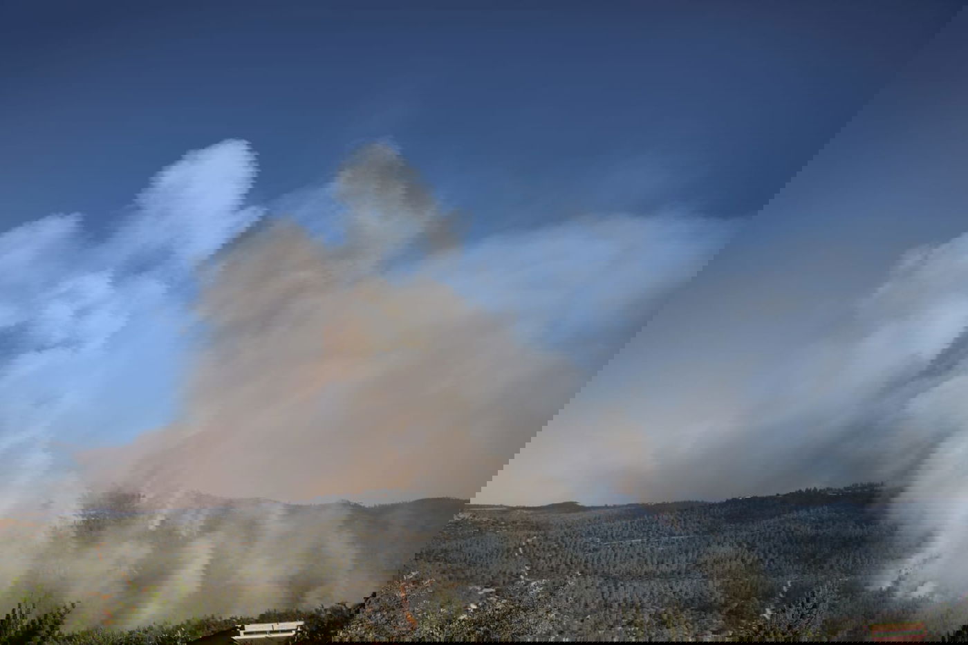 מאות מפונים מבתיהם; הוכרז על  גיוס כללי בכבאות והצלה