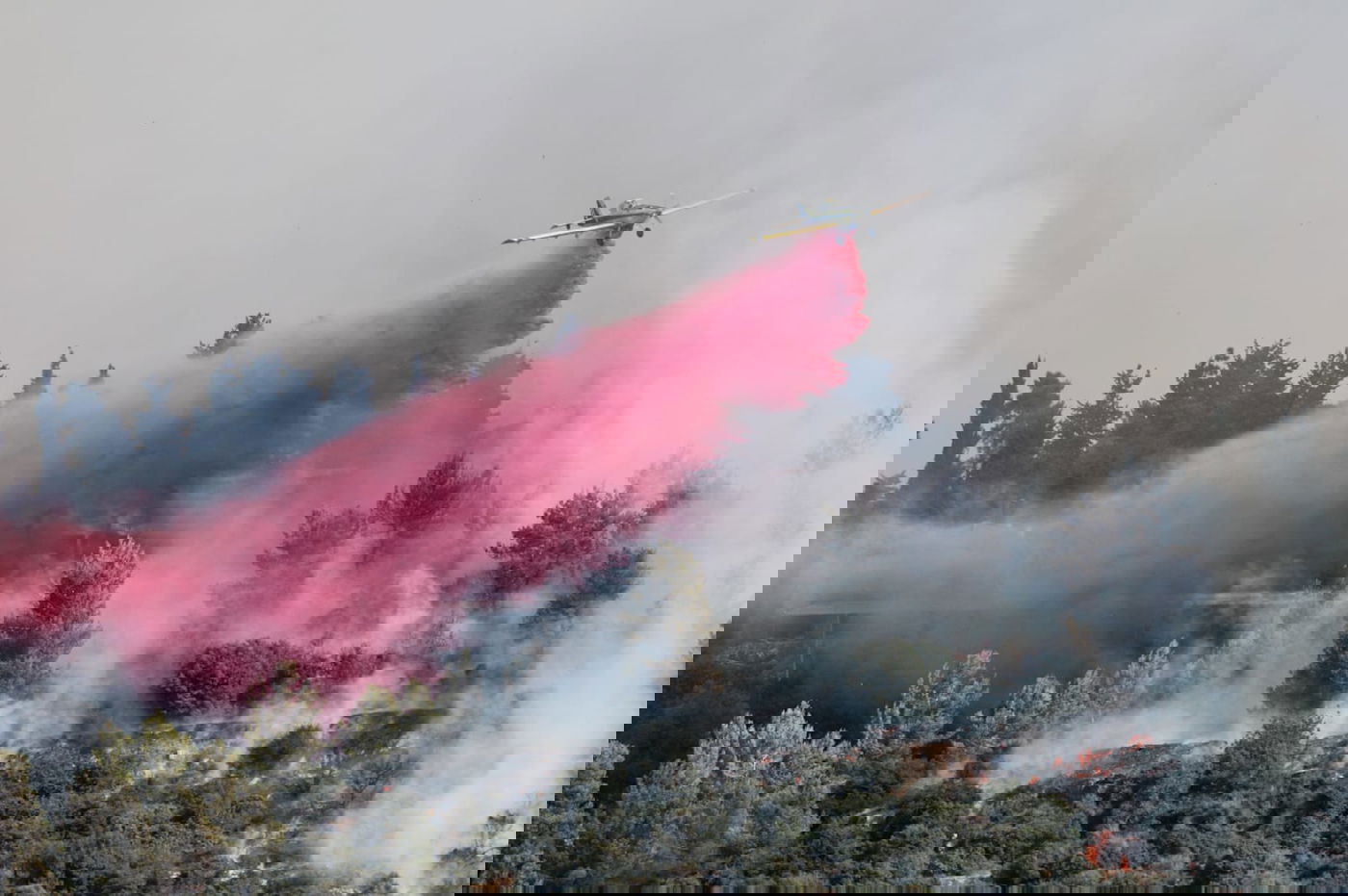 מאות מפונים מבתיהם; הוכרז על  גיוס כללי בכבאות והצלה