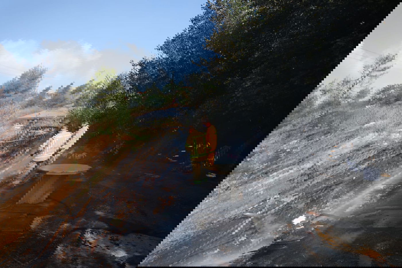 כך לוחמי האש נלחמים בלהבות הענק; צפו