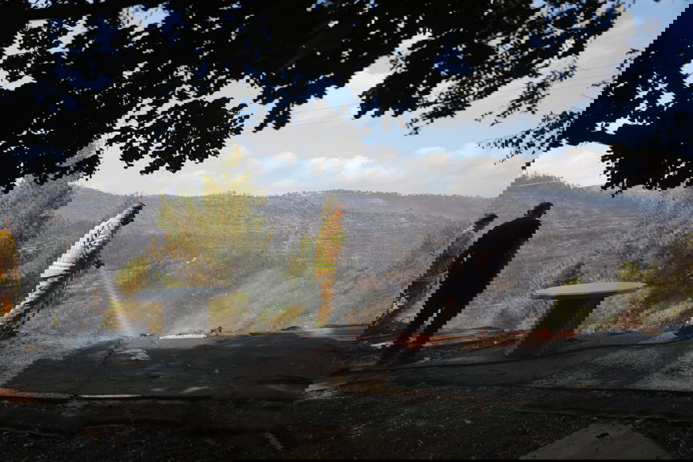 כך לוחמי האש נלחמים בלהבות הענק; צפו