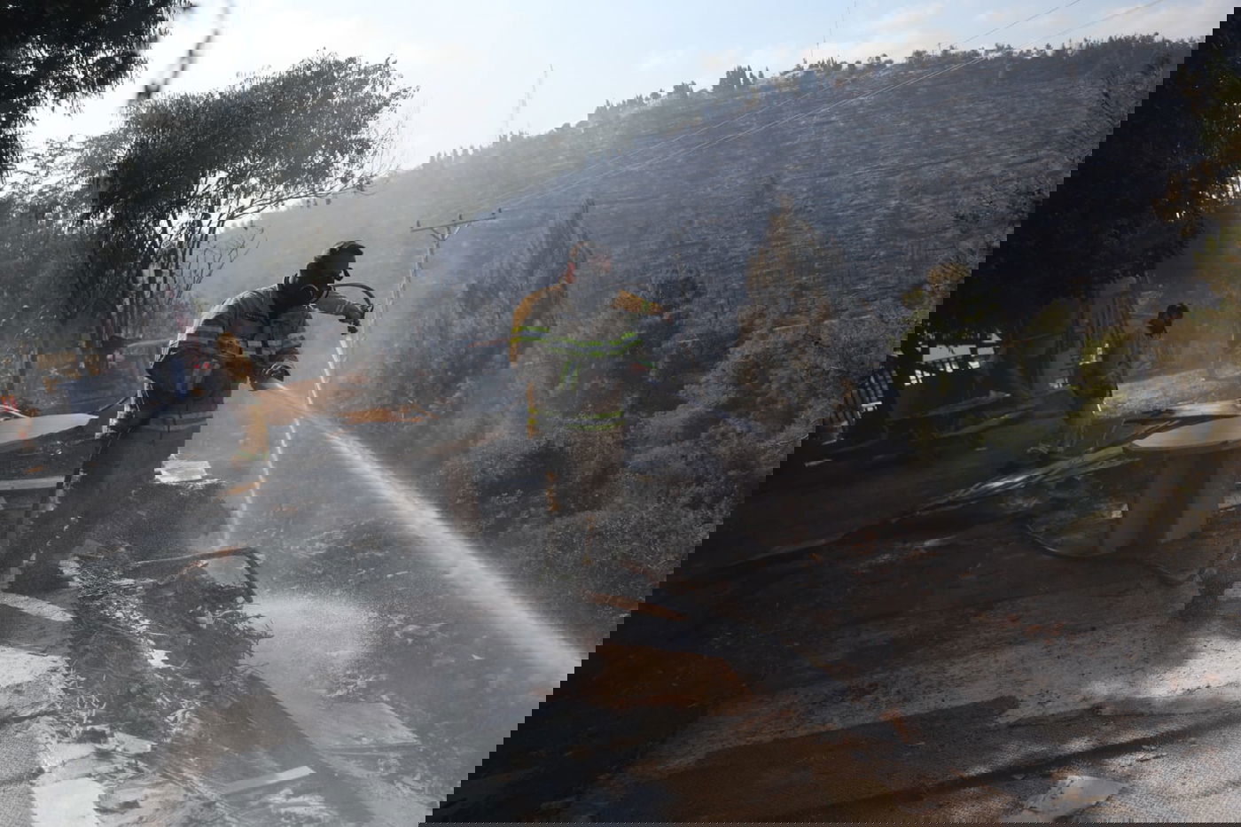 כך לוחמי האש נלחמים בלהבות הענק; צפו