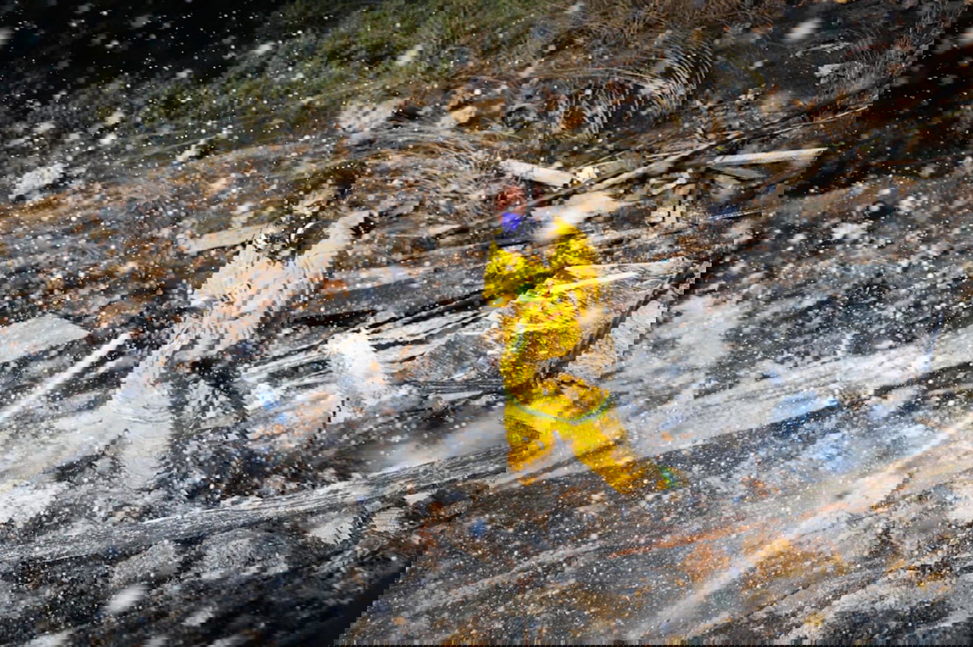 כך לוחמי האש נלחמים בלהבות הענק; צפו